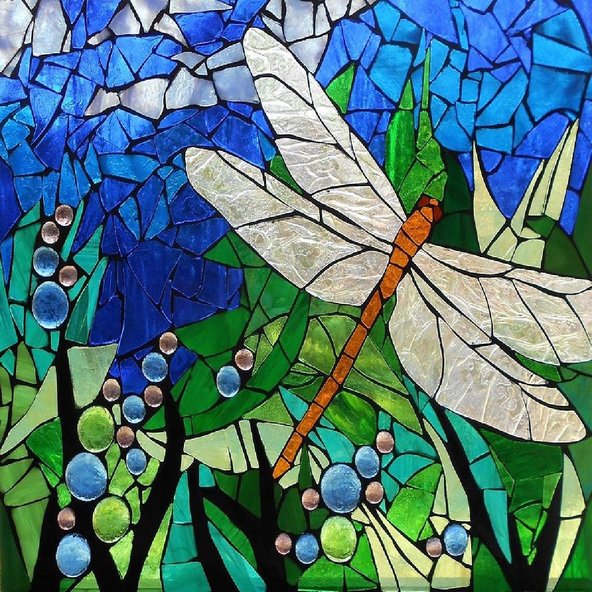 Роспись по стеклу. Роспись стекла акриловыми красками. Красивые витражи. Современное выставочное искусство витраж. Витраж на стеклянной вазе.