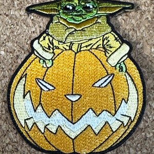 Star Wars The Child Grogu Pumpkin Patch Glow In Dark 4&quot; hoge standaard en haakrug