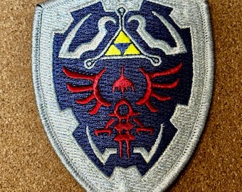 Parche del Escudo Hyliano de la Trifuerza de Zelda, tamaño estándar de 4 pulgadas con reverso de gancho.