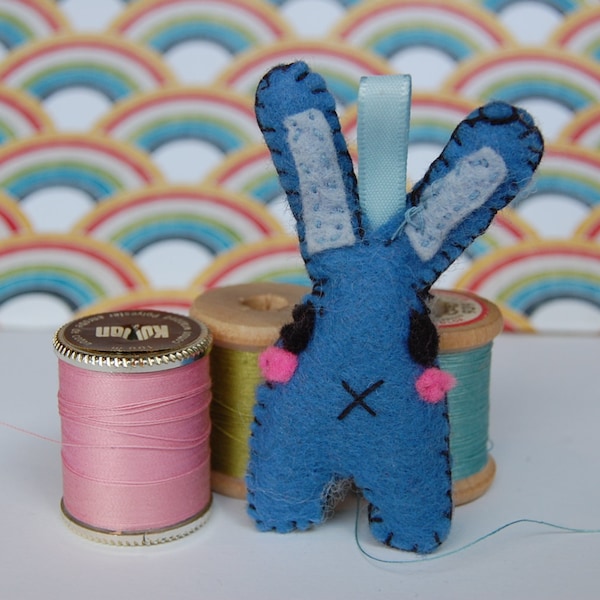 Porte clé Mini peluche cousue dans feutrine// Lapin bleu kawai/ Breloque à cellulaire/ Super cadeau!