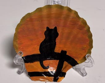 Concha pintada | Silhueta de gato ao pôr do sol | Decoração de prateleira artesanal com suporte de exibição