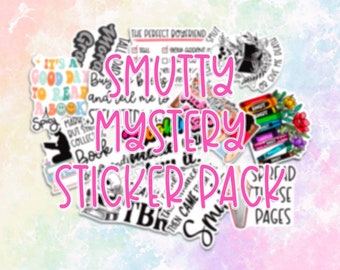 Puede incluir: Un paquete de pegatinas con las palabras "Smutty Mystery Sticker Pack" en letras rosas. Las pegatinas presentan varias frases y diseños, incluyendo "It's a good day to read a book", "Spicy", "Made to put smiles", "Collect", "The perfect boyfriend", "Smut", "And tell me to", "Spread these pages", y más.