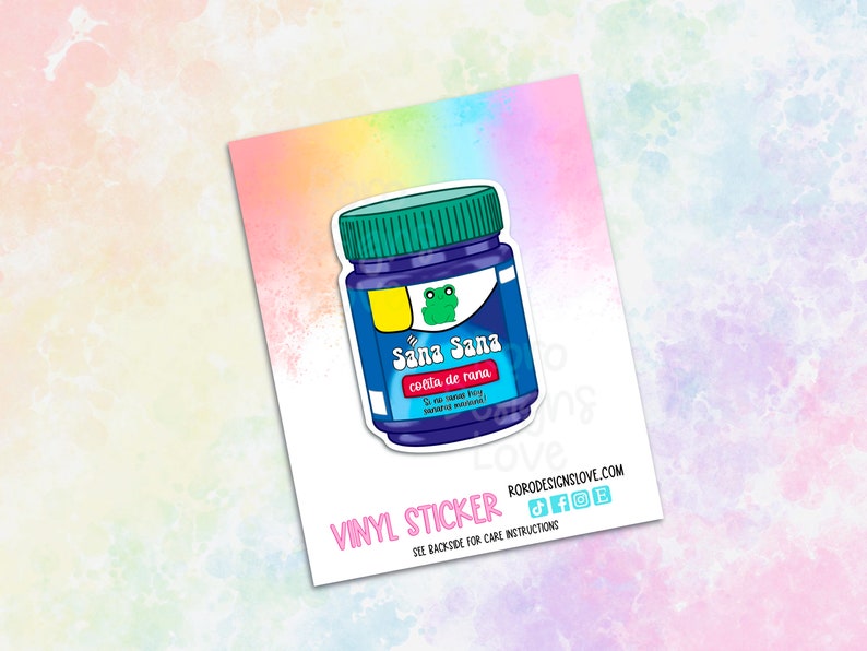 Puede incluir: Una pegatina de vinilo azul y verde de una botella etiquetada "Sana Sana colla de rana" con una ilustraci&oacute;n de rana. La pegatina tiene el texto "VINYL STICKER" y una direcci&oacute;n de sitio web.