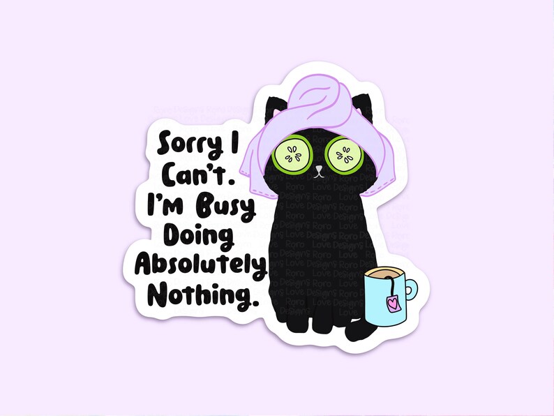 Puede incluir: Un gato negro con una toalla morada en la cabeza y rodajas de pepino sobre los ojos, sosteniendo una taza de t&eacute; azul con un coraz&oacute;n rosa. El texto "Sorry I Can't. I'm Busy Doing Absolutely Nothing." est&aacute; escrito en negro sobre un fondo blanco.
