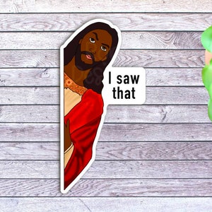 Pode incluir: Um adesivo com uma representa&ccedil;&atilde;o de desenho animado de Jesus espiando por tr&aacute;s de uma esquina com o texto "I saw that" abaixo.