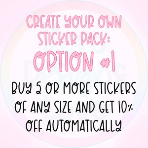 Puede incluir: Texto rosa sobre un fondo rosa claro con un c&iacute;rculo arco&iacute;ris detr&aacute;s. El texto dice "CREATE YOUR OWN STICKER PACK: OPTION #1 BUY 5 OR MORE STICKERS OF ANY SIZE AND GET 10% OFF AUTOMATICALLY"