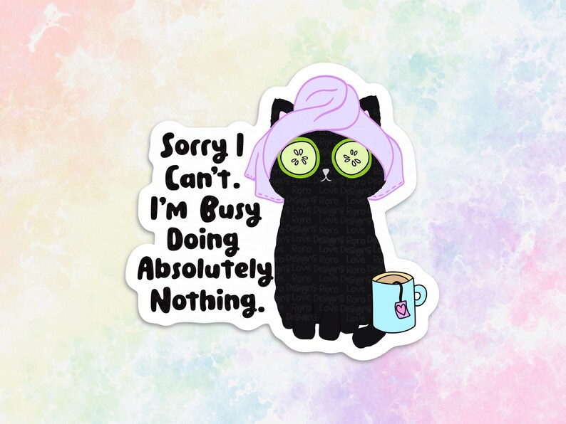 Puede incluir: Un gato negro con una toalla morada en la cabeza y rodajas de pepino sobre los ojos, sosteniendo una taza de t&eacute; azul con una bolsita de t&eacute; de coraz&oacute;n rosa. El texto "Sorry I Can't. I'm Busy Doing Absolutely Nothing." est&aacute; escrito en negro sobre un fondo blanco.