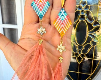 Pendientes asimétricos de puntada de ladrillo con plumas de avestruz