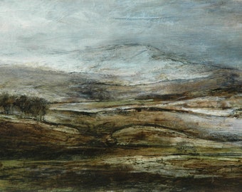 Op de afbeelding: Een schilderij van een landschap met een besneeuwde berg in de verte. Op de voorgrond is een veld met bruin en groen gras met een paar bomen. De lucht is lichtblauw met wat wolken.