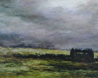 Op de afbeelding: Een schilderij van een landschap met een donkere, stormachtige lucht en een eenzaam gebouw in de verte. De lucht is een mix van grijs, paars en blauw, met wolken die over het doek dwarrelen. Het gebouw is een eenvoudige structuur, met een donker dak en muren. De voorgrond is een veld met groen gras, met hier en daar wat bomen.