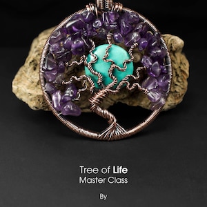 Puede incluir: Un colgante de alambre de cobre con forma de árbol, con una piedra turquesa en el centro y trozos de amatista alrededor. El colgante está sobre un fondo oscuro y un trozo de madera. El texto "Tree of Life Master Class" es visible.