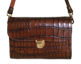 Bolso bandolera de piel con estampado de cocodrilo marrón: Clutch de piel italiana hecho a mano