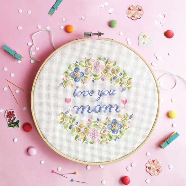 Kreuzstichmuster, Geschenk für Mutter vom Tochter, Mutter Kreuzstich Sampler, Frühling Kreuzstichmuster - Love You MOM / MUM mit Blume