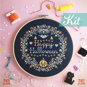 Halloween Kreuzstich-Kits. Halloween Kranz Bastelset. Moderner Kreuzstich. Kürbis Kreuzstich DIY Kit. HAPPY Halloween Kranz Design