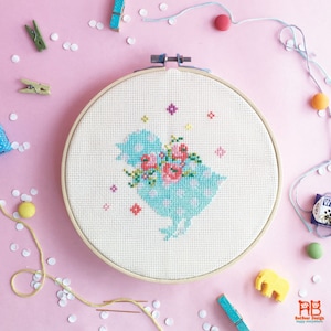 Modèle de point de croix de Pâques, motif de broderie, décor de printemps, décor de Pâques, point d’aiguille de Pâques, décoration intérieure - Poussin avec couronnes florales