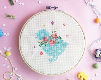 Pasen Cross stitch patroon, borduurpatroon, voorjaarsdecor, paasdecor, paasnaaldpunt, woondecoratie - kuiken met bloemenkransen