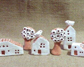 3 casas y árboles de cerámica en miniatura.