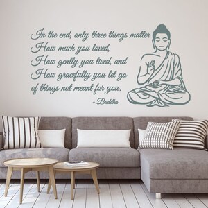 Pode incluir: Uma parede cinza com uma citaat sobre a vida e deixar ir, com uma silhueta cinza de Buda em uma pose meditativa. A citaat diz: "No final, apenas três coisas importam Quanto você amou, Quão gentilmente você viveu, e Quão graciosamente você deixa ir as coisas que não eram destinadas a você. - Buda"