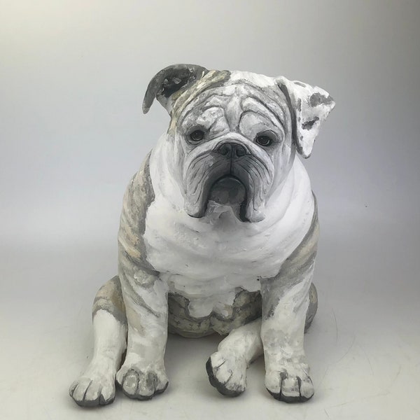 Englische Bulldogge, Haustier-Denkmal, Urne, Tonskulptur, Bulldogge Statue, Haustier-Porträt, Hunde-Denkmal, kundenspezifische Hundeskulptur, englische Bulldogge Statue