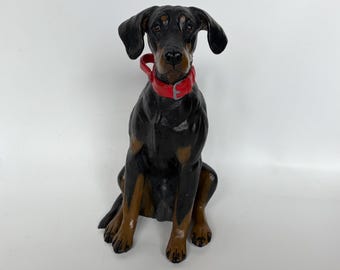 Personalisierte Dobermann Urne: Handmodelliertes Hunde-Denkmal