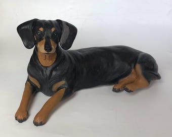 Urna personalizada para perro salchicha: Memorial canino de cerámica esculpido a mano