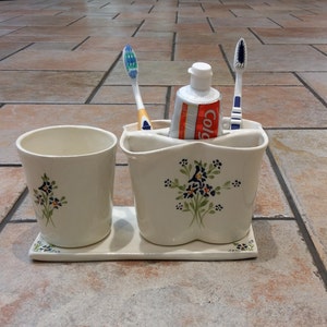 Porte-brosse à dents en céramique blanche, tasse d’eau et ensemble de soucoupe rectangulaire. Porte-dentifrice, Accessoires de salle de bain, ensemble de salle de bain, fleur bleue