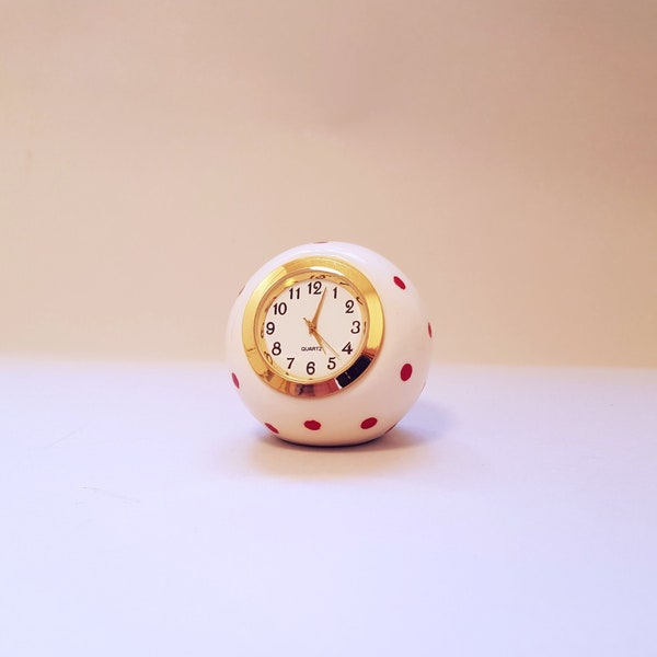 Petite horloge de table pour salle de bains, horloge de bureau de pois blanc et rouge, faite de céramique, cadeau de moins de 50