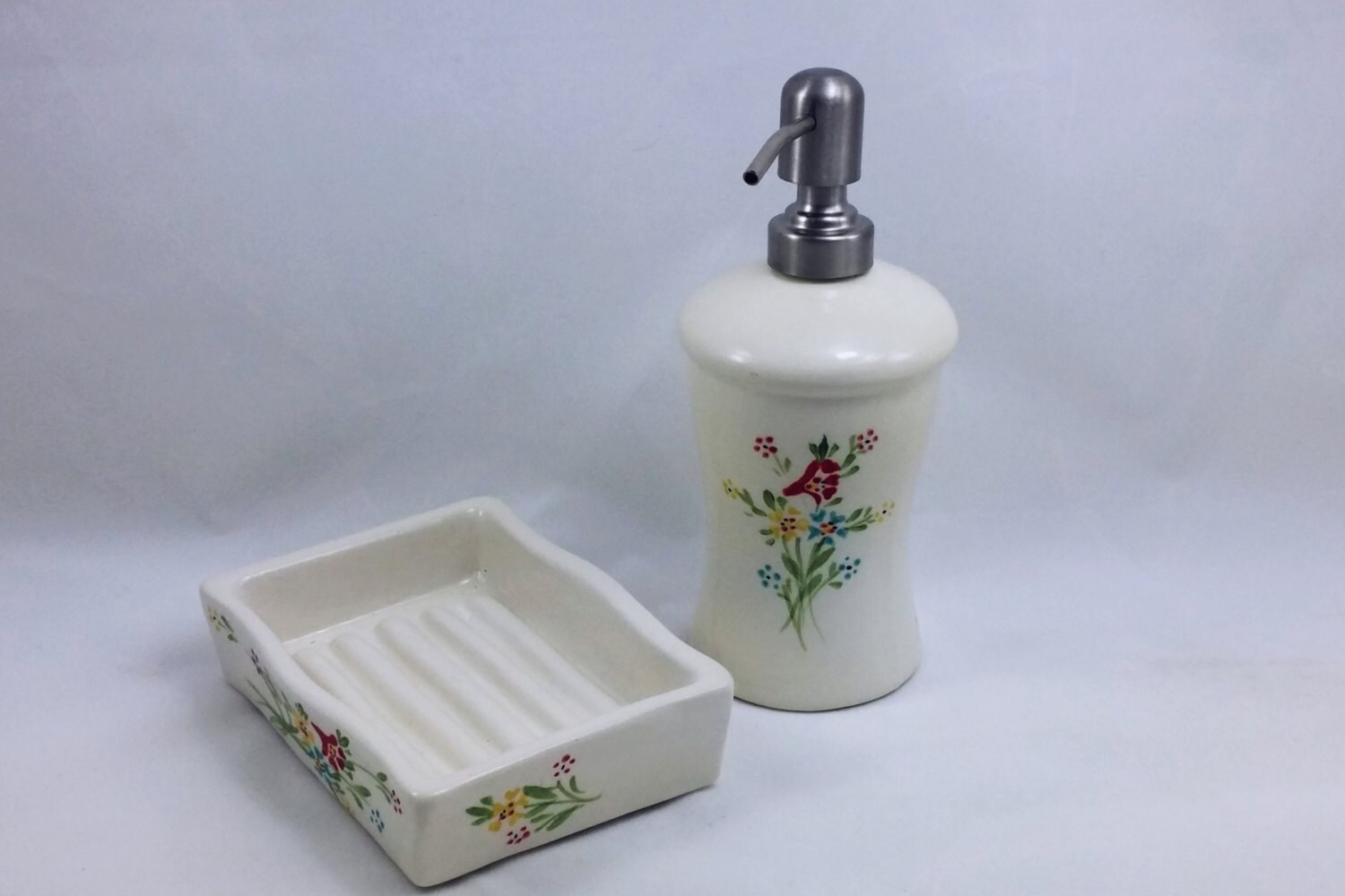 Sponge holder and soap dispenser set, White Ceramic sponge rest, ceramic soap dispenser, retro vintage style, flowers painting, handmade