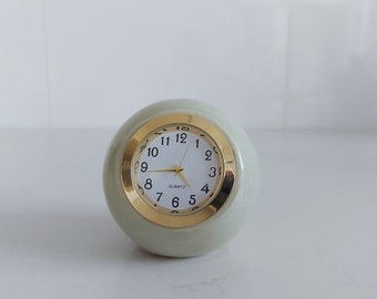 Reloj de escritorio pequeño Celadon, reloj de mesa pequeño Celadon, bola de cerámica, accesorios verde claro, regalo por debajo de 50