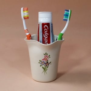 Zahnbürstenhalter, Zahnbürstenhalter aus Keramik, Badezimmerzubehör, weißes Keramik-Badezimmerset, rosa lila Blumen, im Retro-Stil