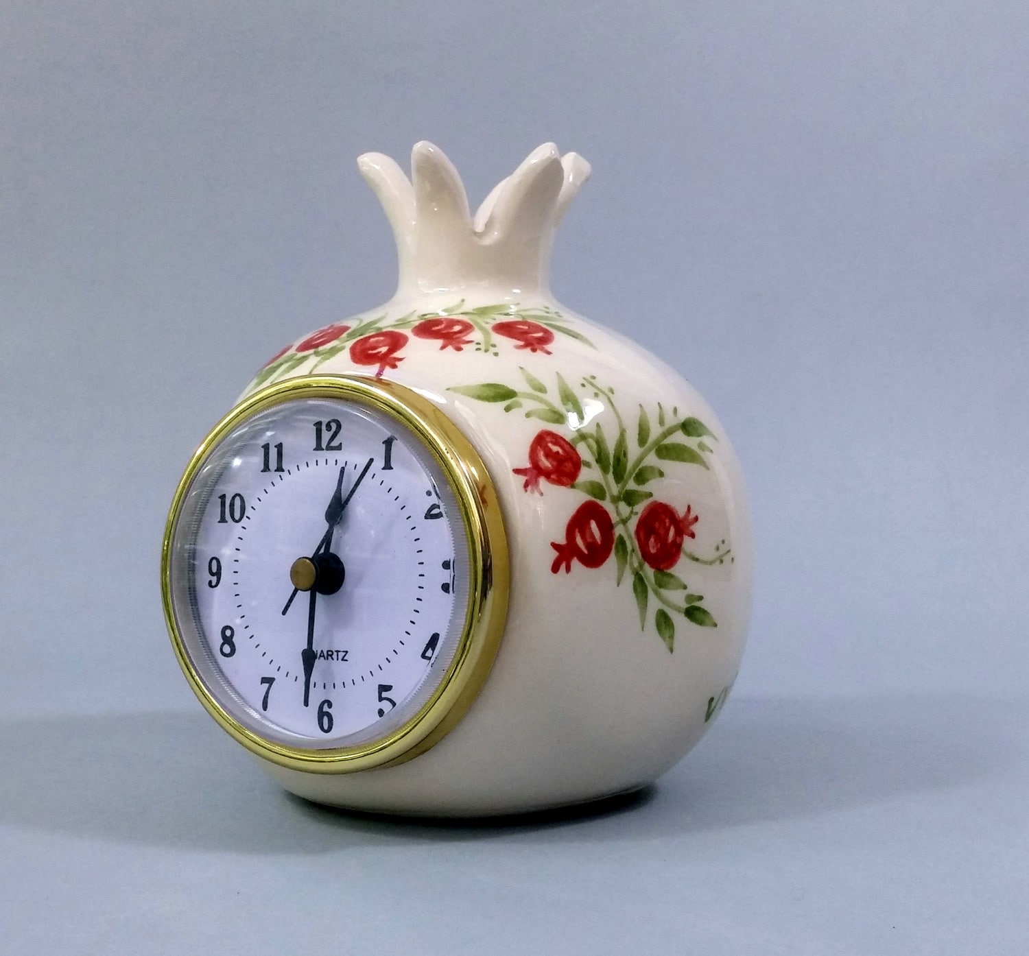 Horloge De Bureau Blanc, Nouvellement Fait À La Main Rétro Horloge Bureau, L'étagère En Forme Grenade Avec Dessin Rouge. Horloges