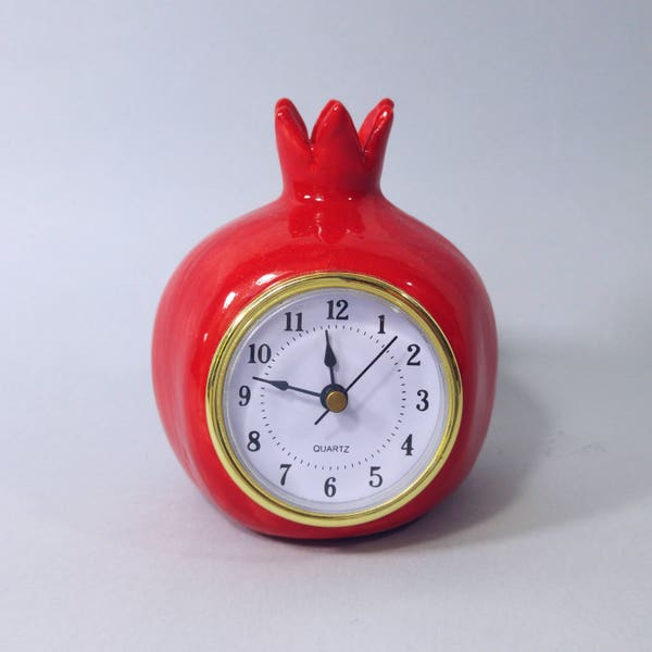 Horloge grenade rouge, horloge de table, horloge de bureau, horloge en céramique, style rétro vintage, horloge d'étagère, forme grenade faite main, cadeau pour elle