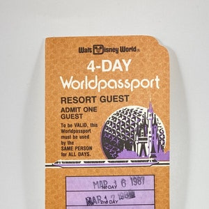 Puede incluir: Un boleto vintage de 4 días de Walt Disney World Worldpassport, válido para huéspedes del resort. El boleto está fechado del 1 al 8 de marzo de 1987 y tiene un sello no transferible y no reembolsable. El número del boleto es 059524.