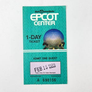 Puede incluir: Un billete de un día de color azul verdoso para EPCOT Center en Walt Disney World. El billete es válido el 15 de febrero de 1989. El billete es intransferible y no reembolsable.