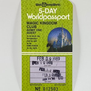 Puede incluir: Un Worldpassport verde y blanco de 5 días para el Magic Kingdom Club, válido del 9 de febrero de 1989 al 18 de enero de 1990. El pase es intransferible y no reembolsable. El número del pase es 012503.