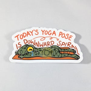La postura de yoga de hoy es Rana espiral descendente Pegatina de vinilo desmotivadora con divertido juego de palabras