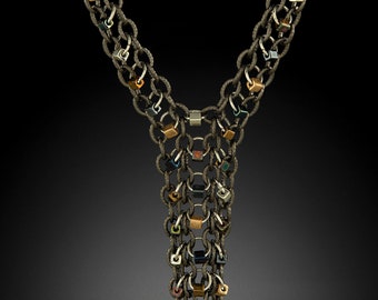 Gargantilla ajustable de malla de cuentas de metales mixtos, cadena texturizada de bronce brillante, cuentas de tonos joya metálicas y ópalo