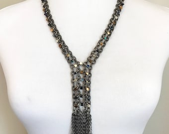 Metales mixtos collar de cadena larga con flecos, perlas metálicas mixtas en la cadena de gunmetal texturizada, ligero