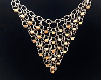 Collar de triángulo con cuentas de plata y oro, cadenas en capas de acero inoxidable y cuentas de vidrio, joyería de correo de cadena, collar en forma de V
