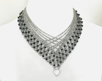 Collar en forma de V, cota de malla con cuentas de acero inoxidable con cadenas en capas, cuentas de mármol negro gris, cuarzo de cristal y colgante de plata esterlina