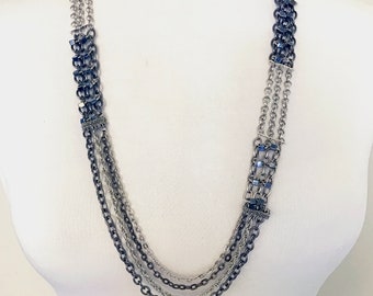 Collar asimétrico de capas largas, cota de malla, cadenas drapeadas de plata y bronce, cuentas de vidrio ópalo - Envío gratuito a EE. UU.