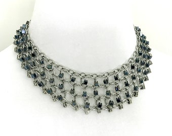 Collar chainmail de acero inoxidable con cuentas de vidrio de iris gunmetal de ópalo y encantos de acento cuadrado cuadrado de plata y negro antiguos, longitud ajustable