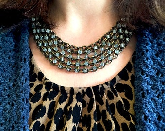 Halsband med antika guldkedjor och silverfodrade glaspärlor, guld- och silverchoker, grovt halsband i stil