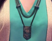 Bunte Schale Anhänger auf gestuften Halskette, Statement-Schmuck, Silber & Gold-Ketten, einzigartige Halsketten für Frauen