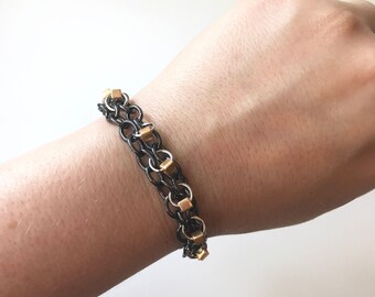 Brazalete De cadena Gunmetal con cuentas de oro metálico, cierre de palanca, cadena ligera, plata y tonos dorados