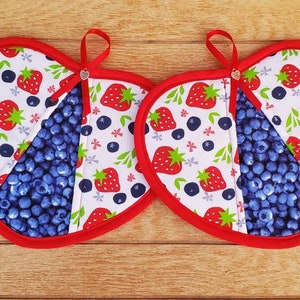 Ensemble de deux maniques faites main en forme de coeur aux bleuets et aux fraises