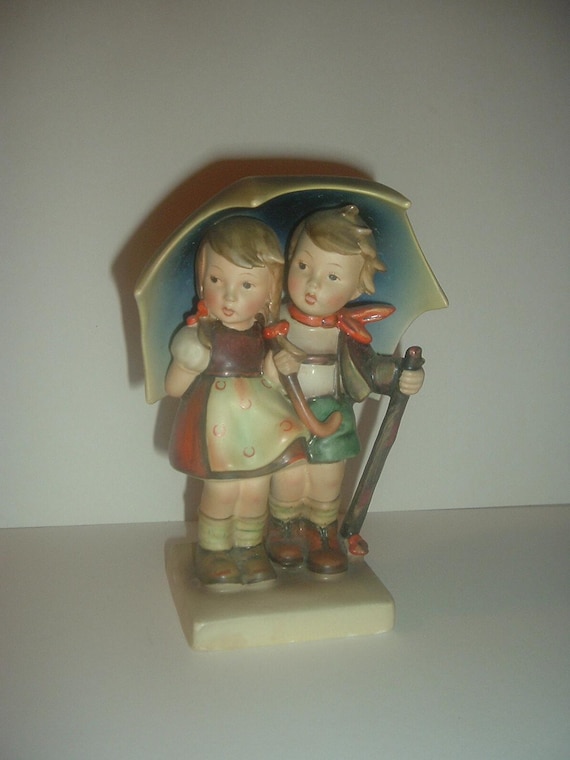 Hummel HUM 71 Stormy Weather Boy Girl under umbrella Full Bee