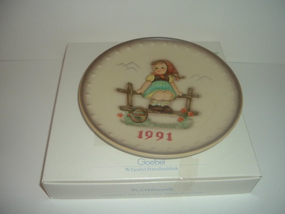 1991 Hummel Annual Plate Girl on Fence with box