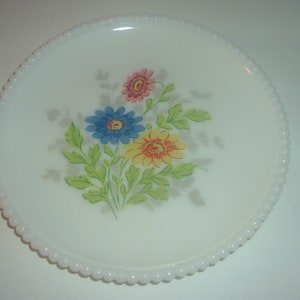 Assiette à bords fleuris en verre laitier Westmoreland, marguerites colorées