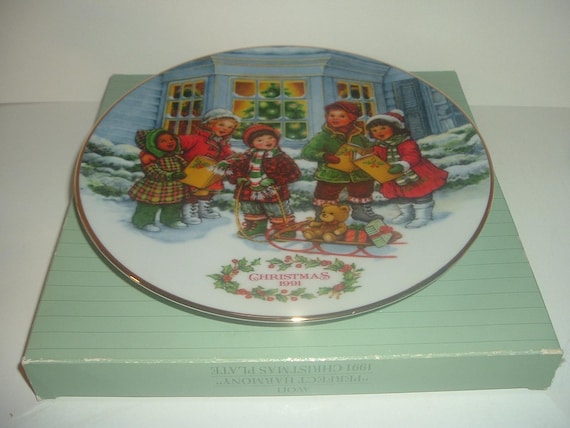 1991  Avon Collectibles Perfect Harmony Children Carolers Plate with box